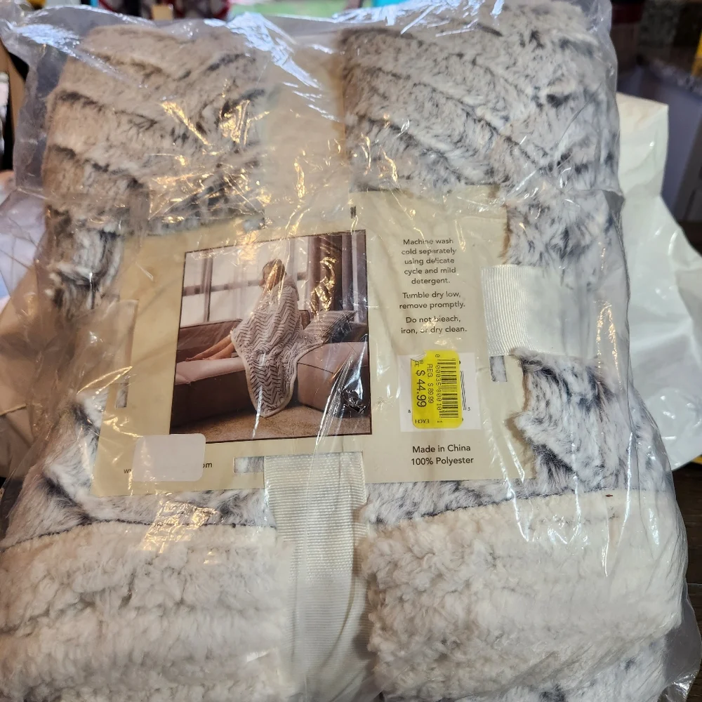 NWT Regal Comfort Chevron Granite Wearable Faux Sherpa Throw One Size